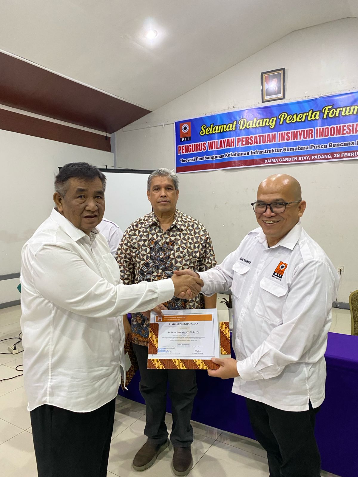 Pius X Rooswan (kanan), M. Dien (kiri) dan Insannul Kamil (tengah)